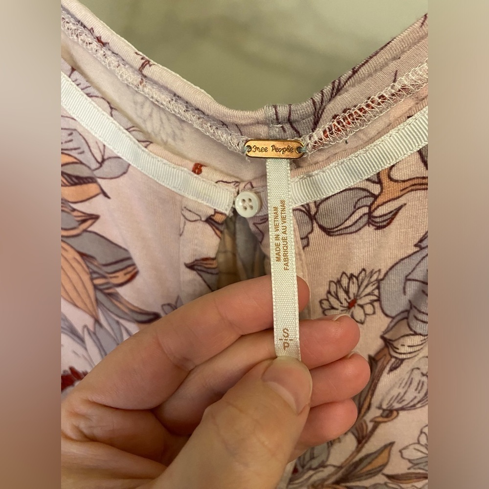 Free People keepin’ on floral top - Picture 3 of 15